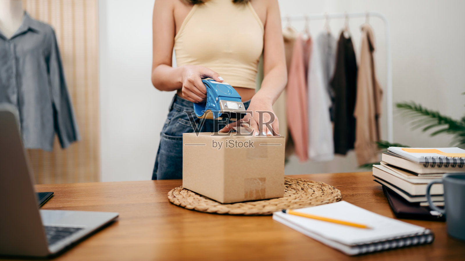 创业小企业主。亚洲女性在线直播服装销售、电子商务和营销媒体。照片摄影图片