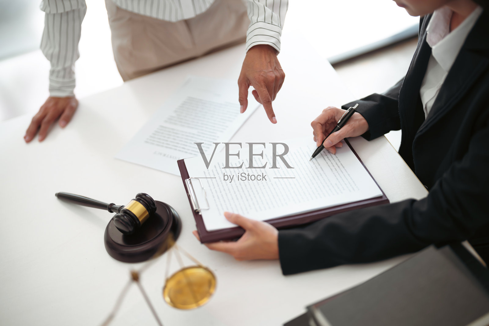 律师在办公室讨论合同和法律文件协议,法律概念照片摄影图片