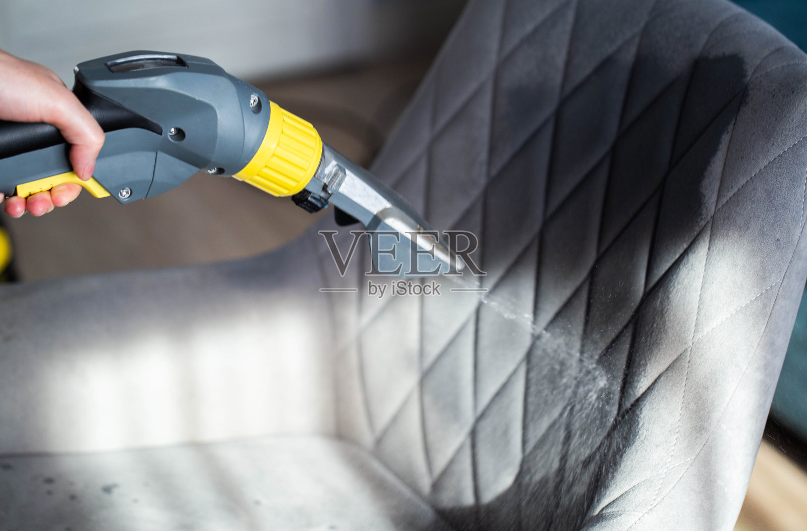 干洗灰色软椅面料的室内装饰与洗涤真空吸尘器。保洁公司服务,特写照片摄影图片