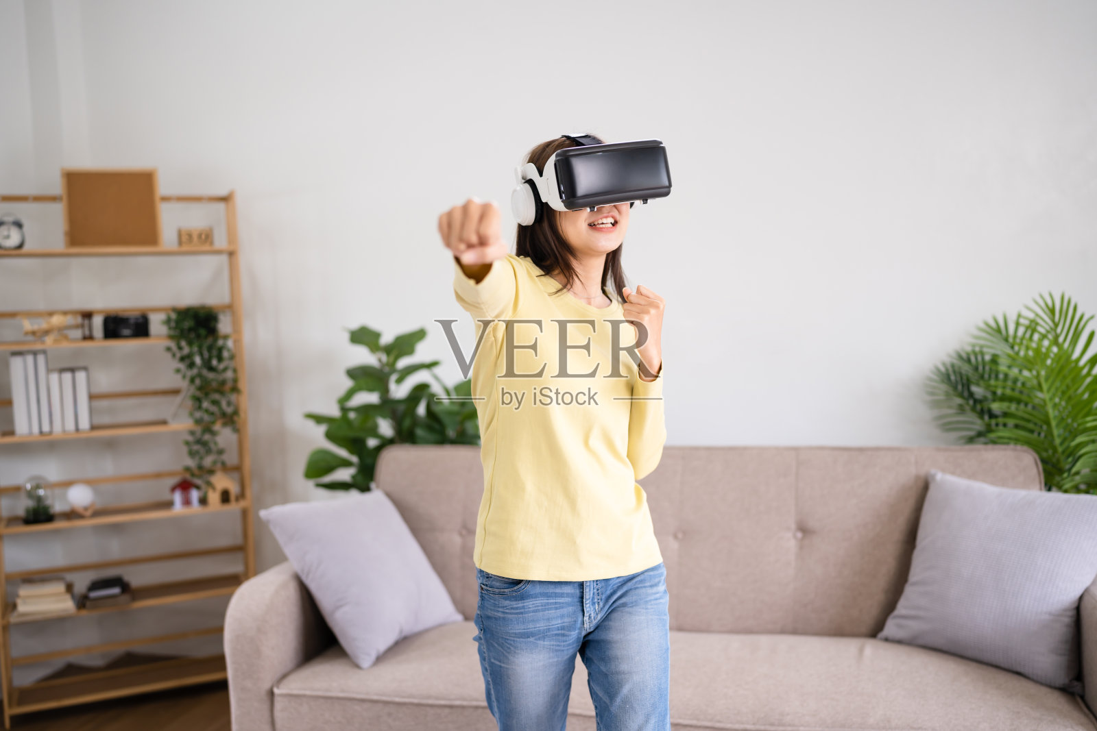 美丽的年轻亚洲女人在虚拟现实技术VR体验眼镜照片摄影图片