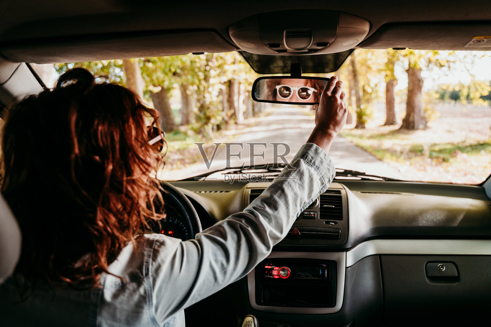妇女调整后视镜在露营车拖车的后视图照片摄影图片