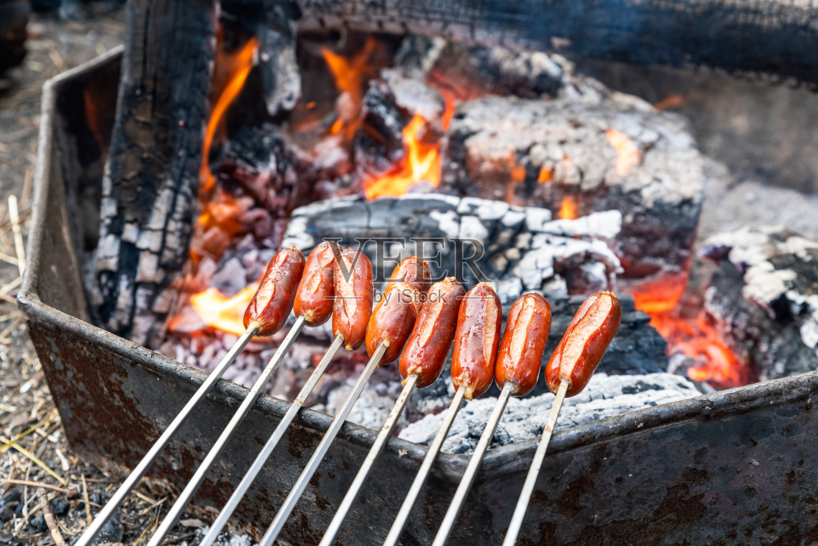 篝火烧烤香肠烤串照片摄影图片