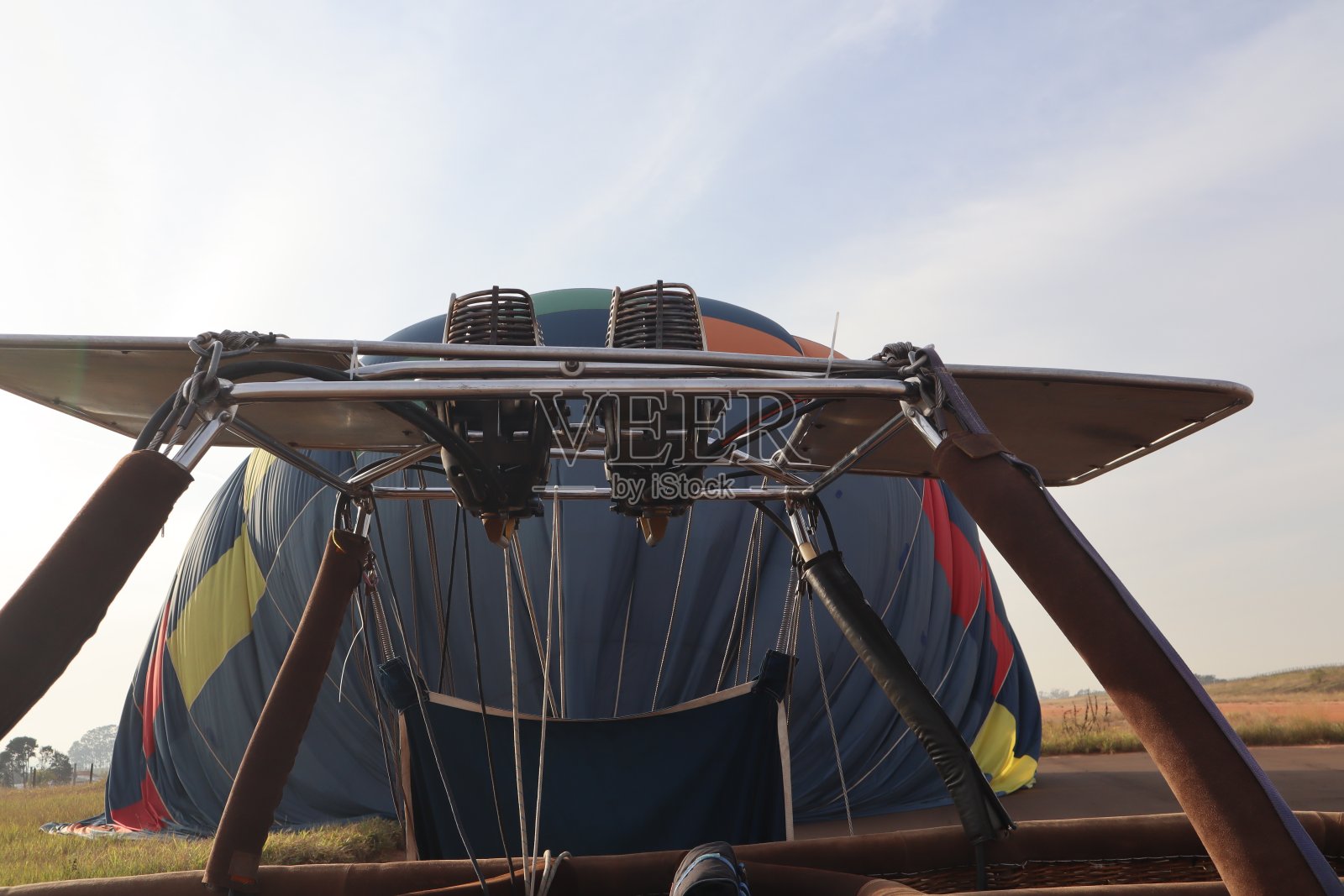 金属热气球燃烧器,重点在于其复杂的结构照片摄影图片