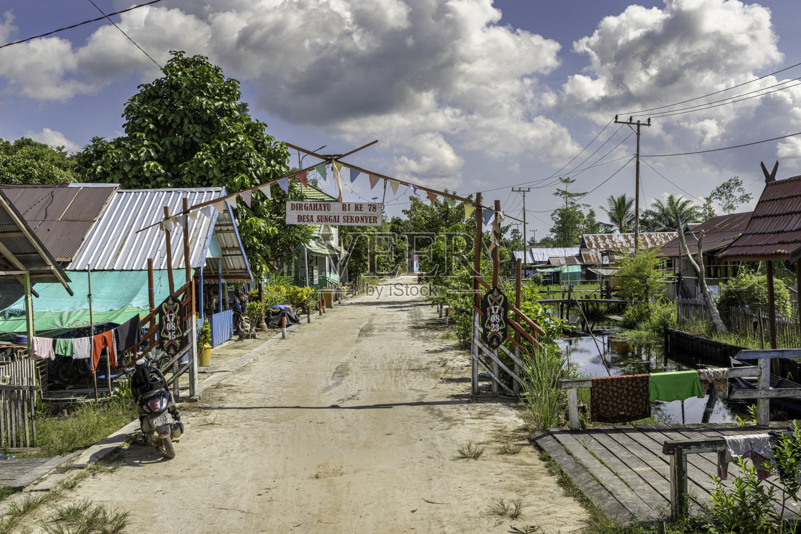 Desa Wisata Sungai Sekonyer村位于Sekonyer河对面的Tanjung Harapan营地,这是一个受欢迎的观察猩猩和其他野生动物的自然栖息地的地点,位于Borne加里曼丹中部的Tanjung Puting国家公园内照片摄影图片