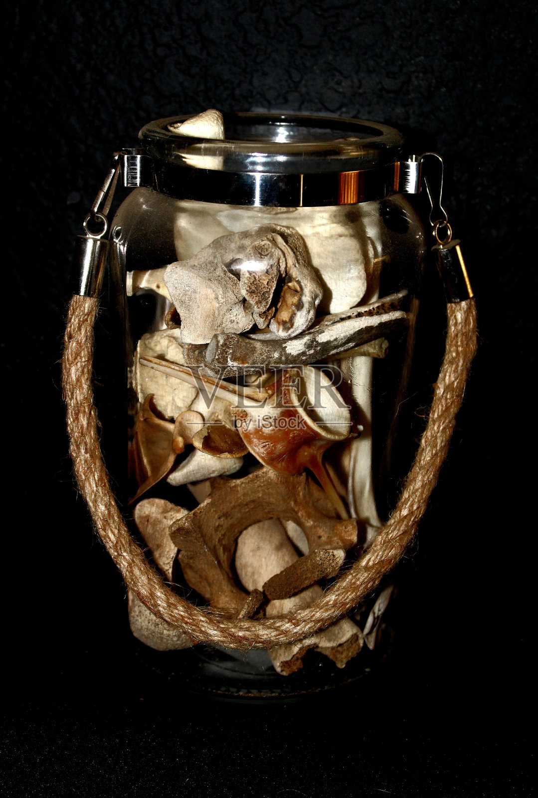 拾骨者照片摄影图片