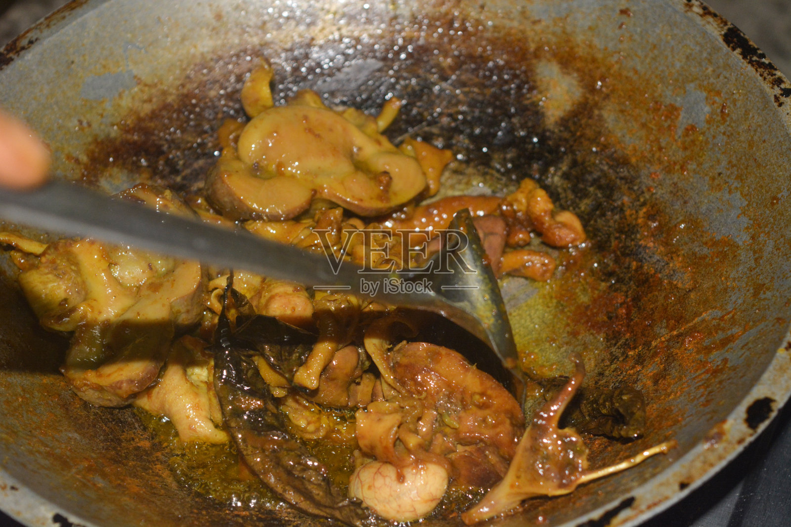 在大锅上煮鸡的照片照片摄影图片