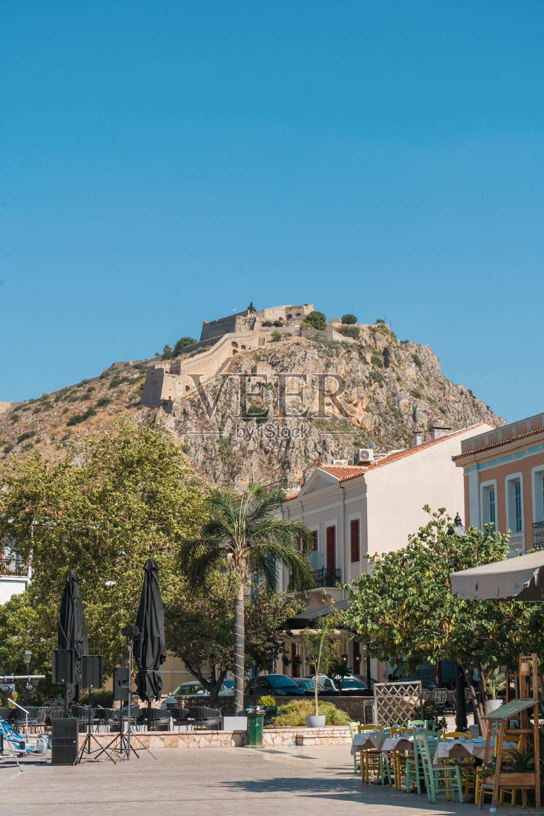 舒适的希腊城市纳夫普利翁在夏天,盛开的街道和餐馆。希腊的第一个首都。照片摄影图片