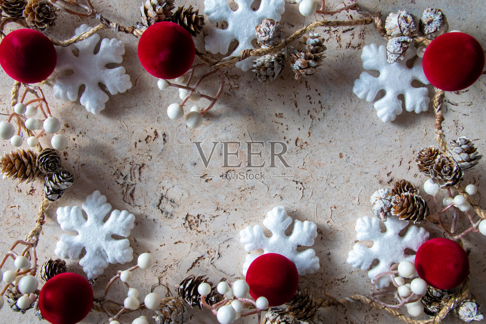 冬天的背景与干浆果,胶带和红球为圣诞节装饰。照片摄影图片