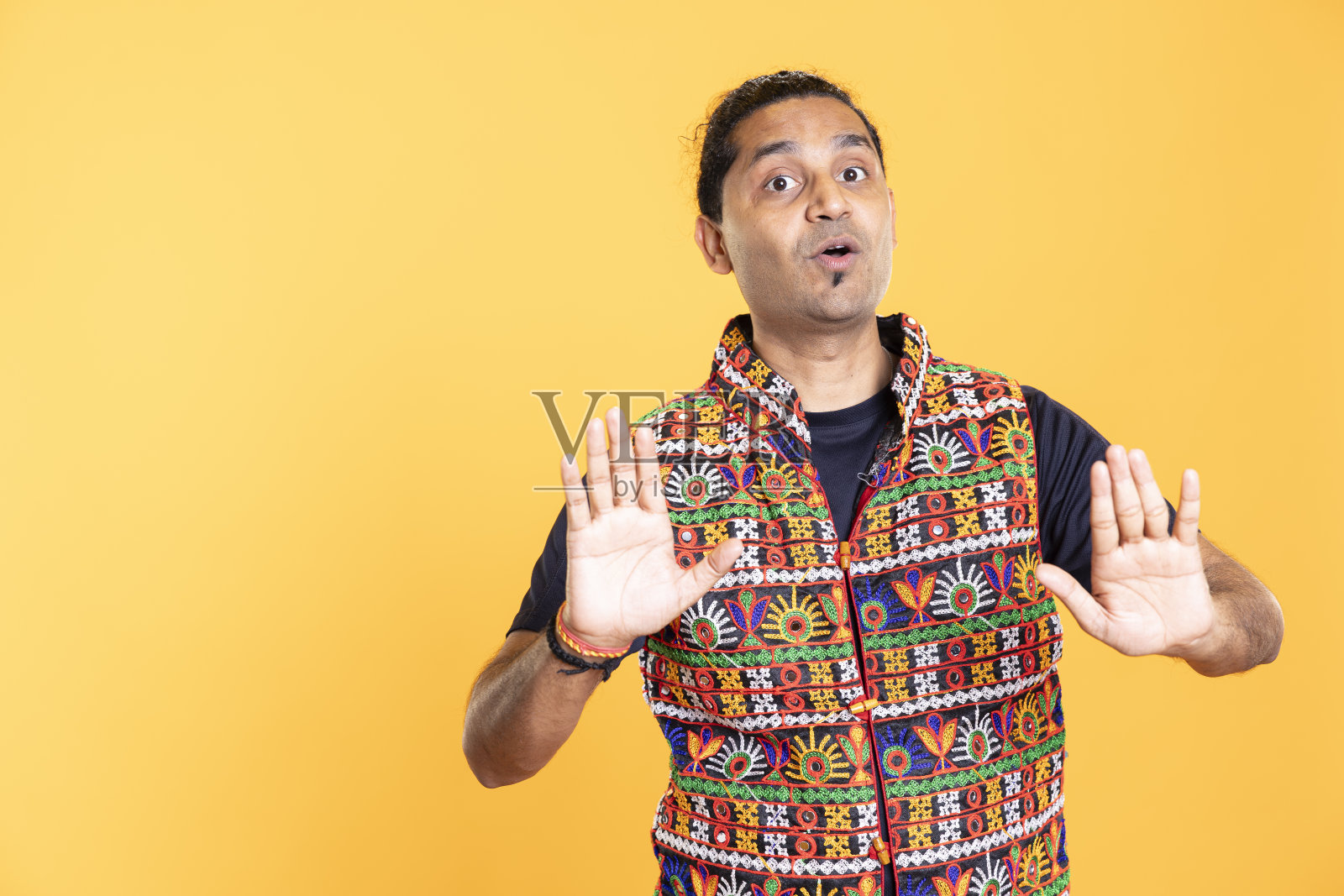 一个人做着平静的手势,做着和平的解决照片摄影图片