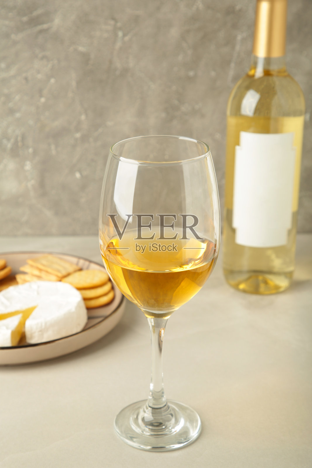 品酒。帕尔马干酪配上一杯葡萄酒,配上浅色背景。奶酪片。酒卡,餐厅菜单。照片摄影图片