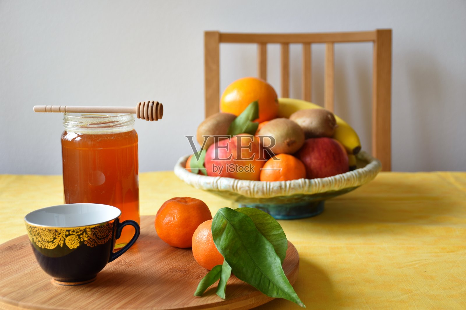 桌子上罐子里的水果和蜂蜜特写照片摄影图片