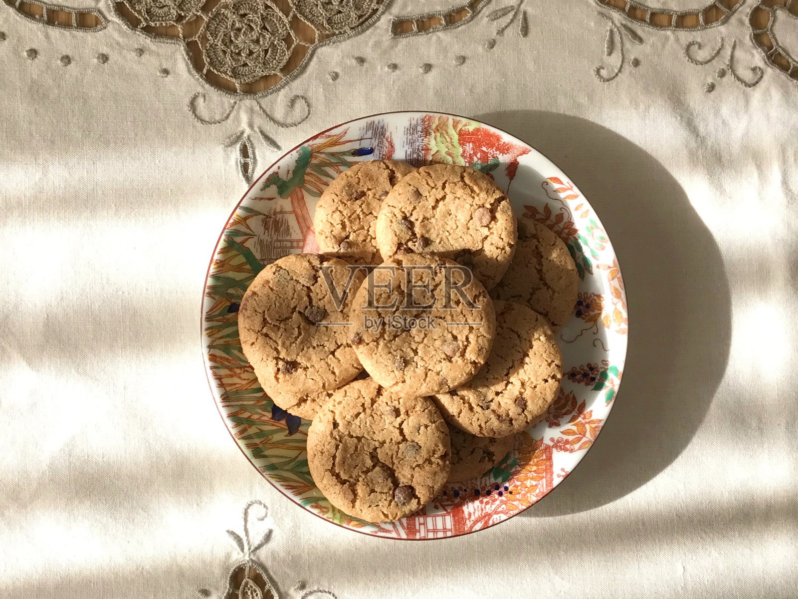 桌子上盘子里的饼干的高角度视图照片摄影图片