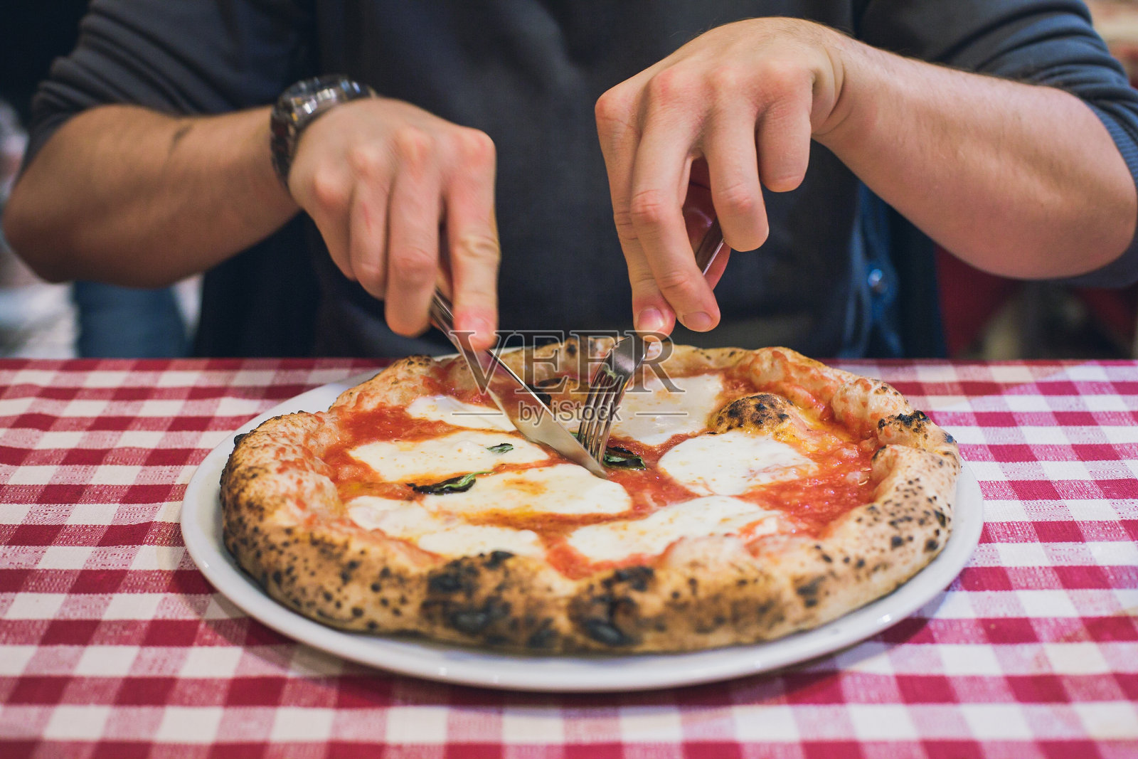 盘子里的披萨特写照片摄影图片