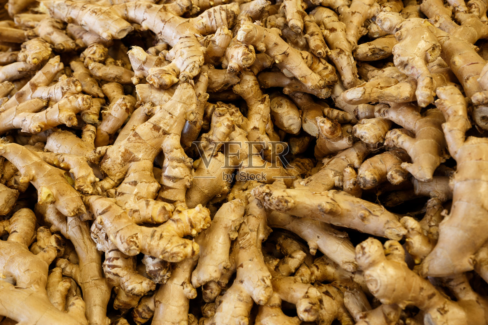 全画幅拍摄的生姜在市场摊位出售照片摄影图片