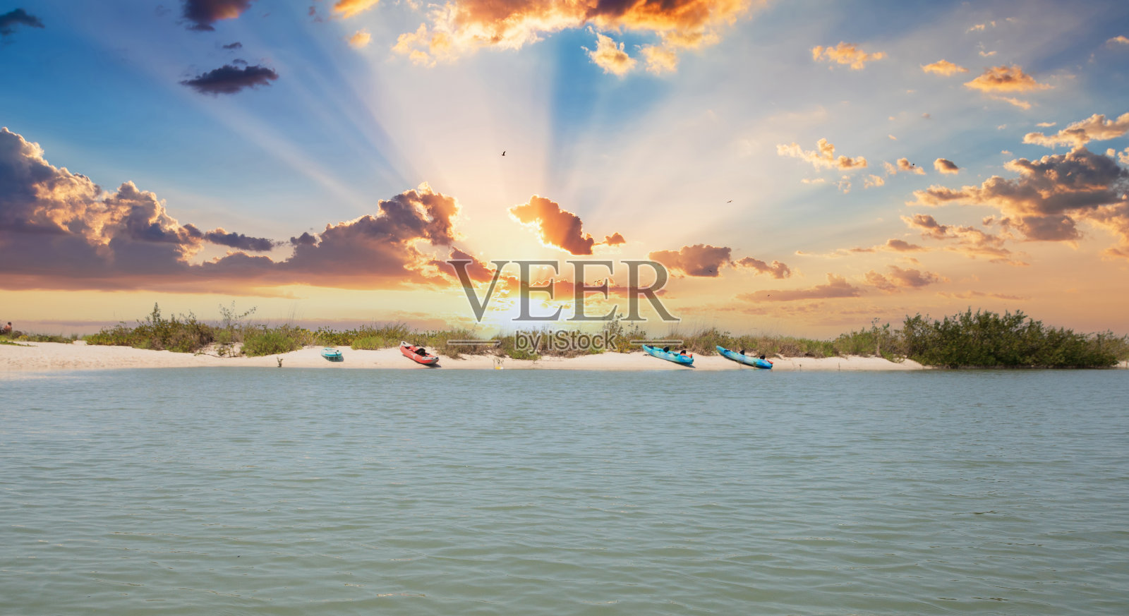 皮划艇排在海滩上的新通道在博尼塔泉,佛罗里达州照片摄影图片