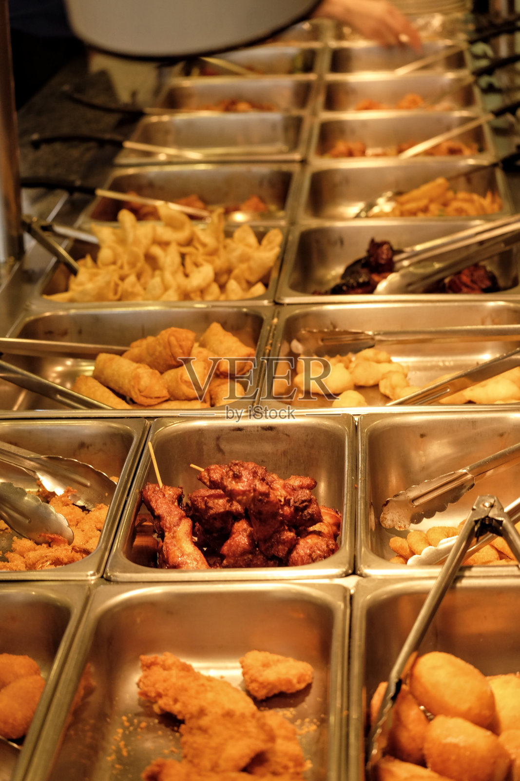 在商店出售的容器中的食品照片摄影图片