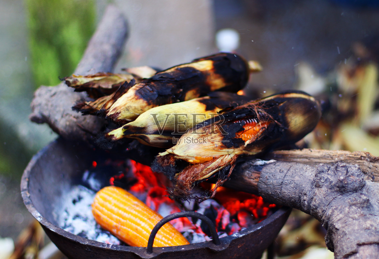 尼泊尔街头小吃:烤玉米照片摄影图片