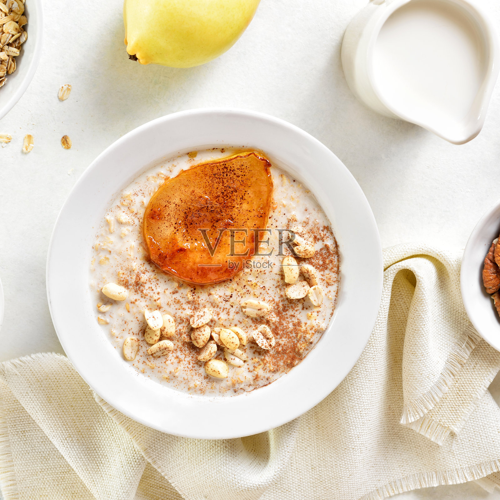 焦糖梨花生燕麦粥照片摄影图片