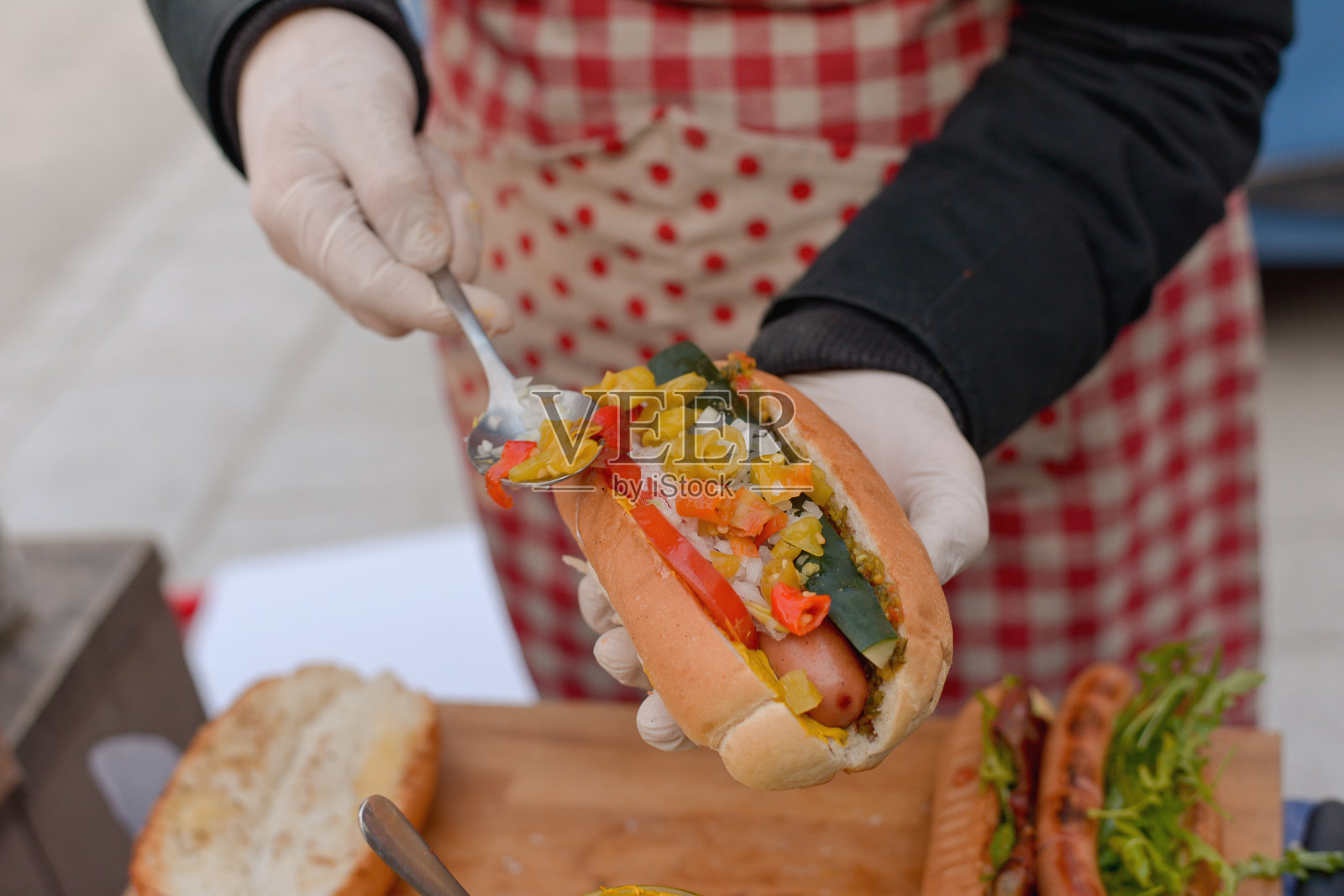 一名男子在家准备热狗照片摄影图片
