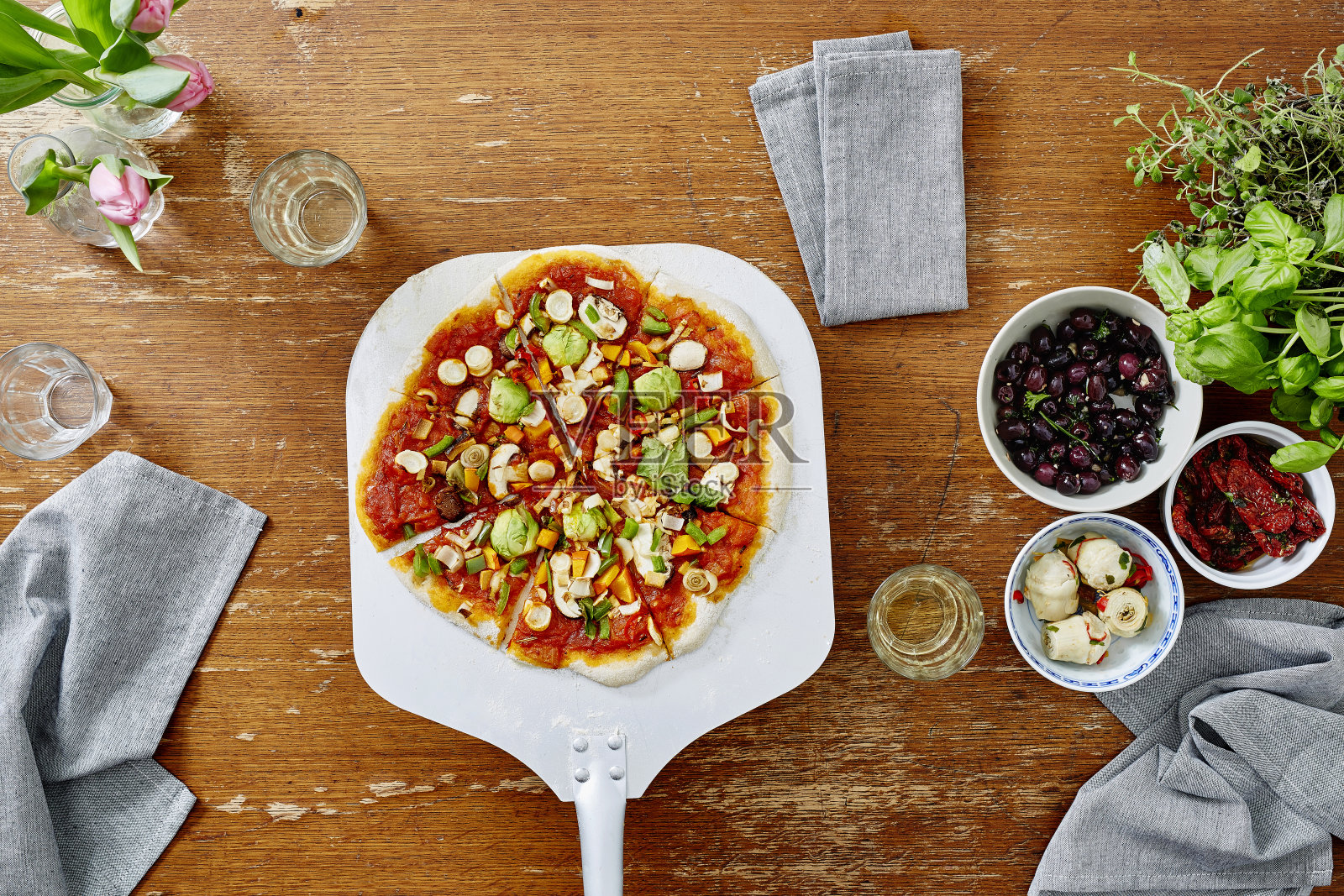 正上方是桌子上的披萨照片摄影图片