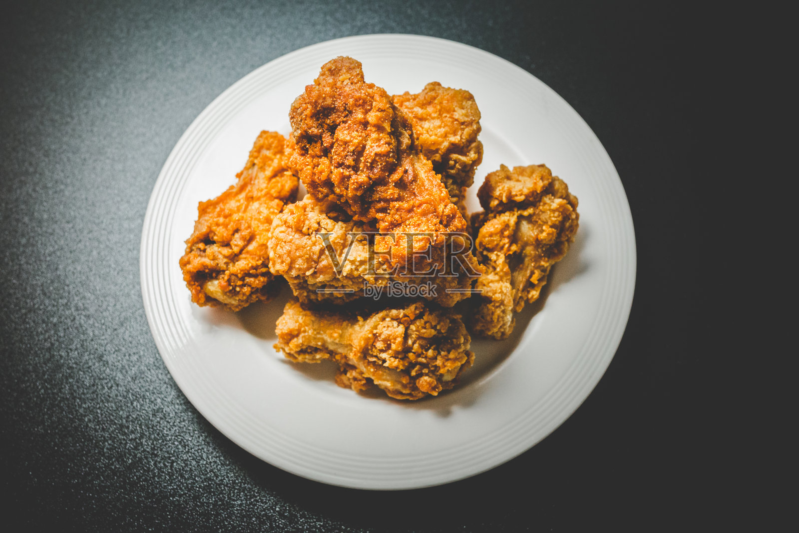 鸡翅膀在黑色背景板的高角度视图照片摄影图片