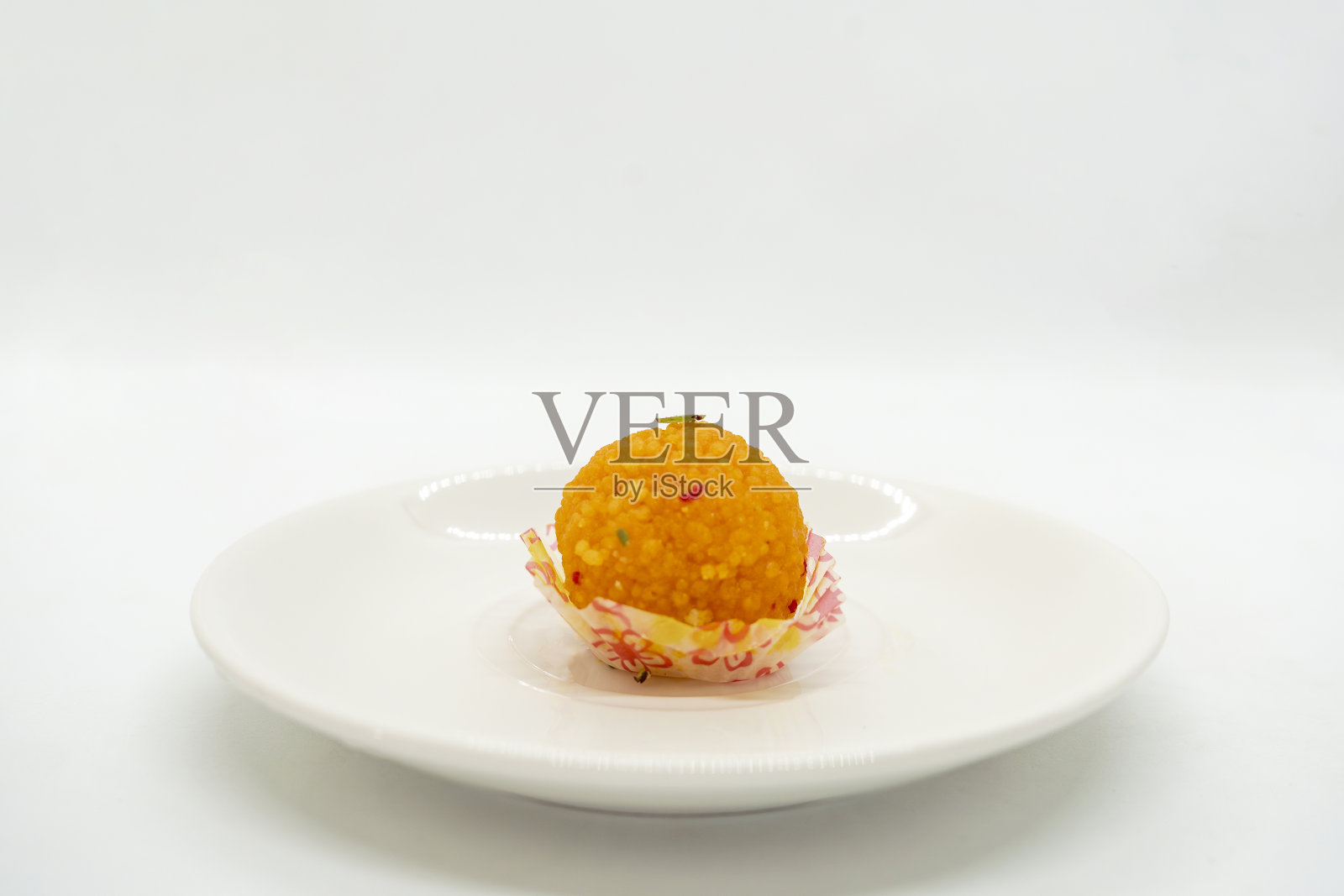 一盘印度排灯节糖果的Motichur Laddoo Laddu照片摄影图片