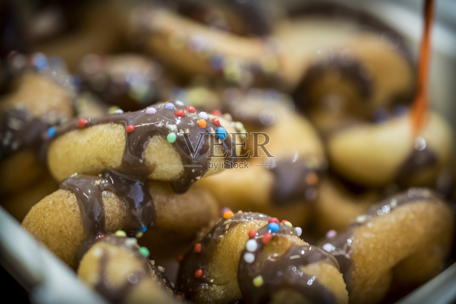 盒子里的小甜甜圈照片摄影图片