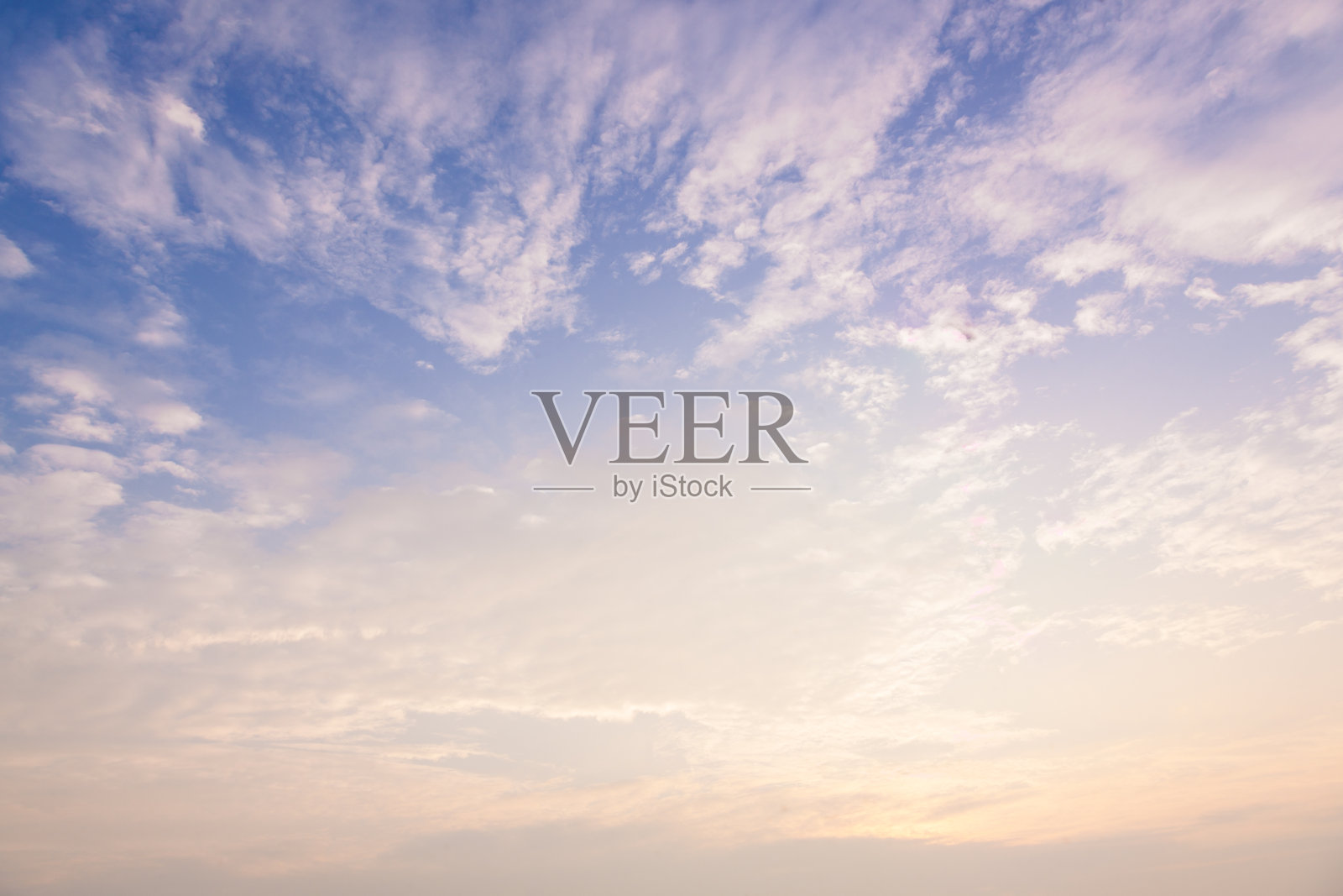 日落时的低角度天空视图照片摄影图片