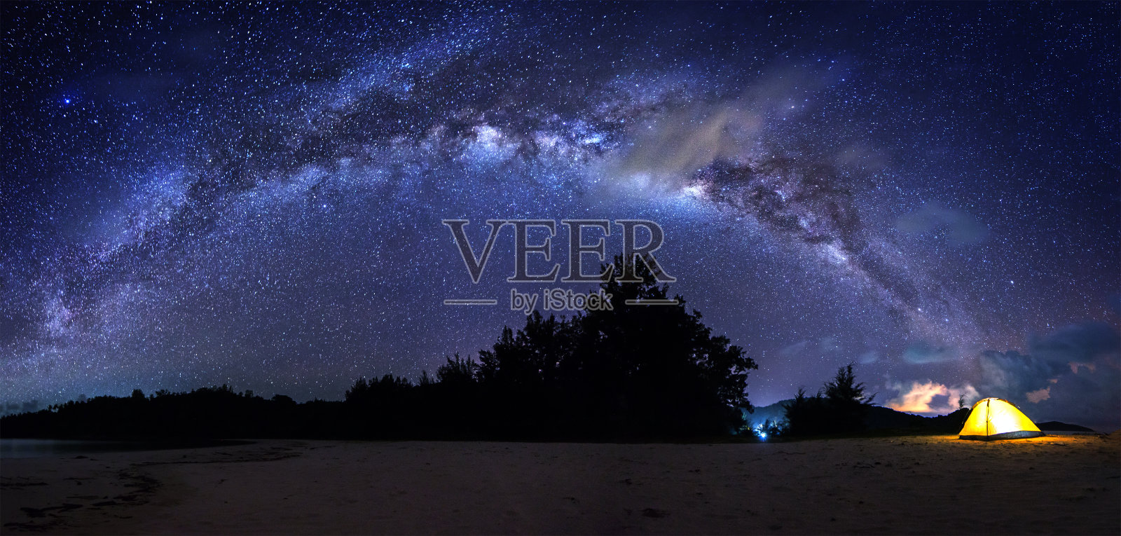 夜晚,山上顶着天空的照明帐篷照片摄影图片