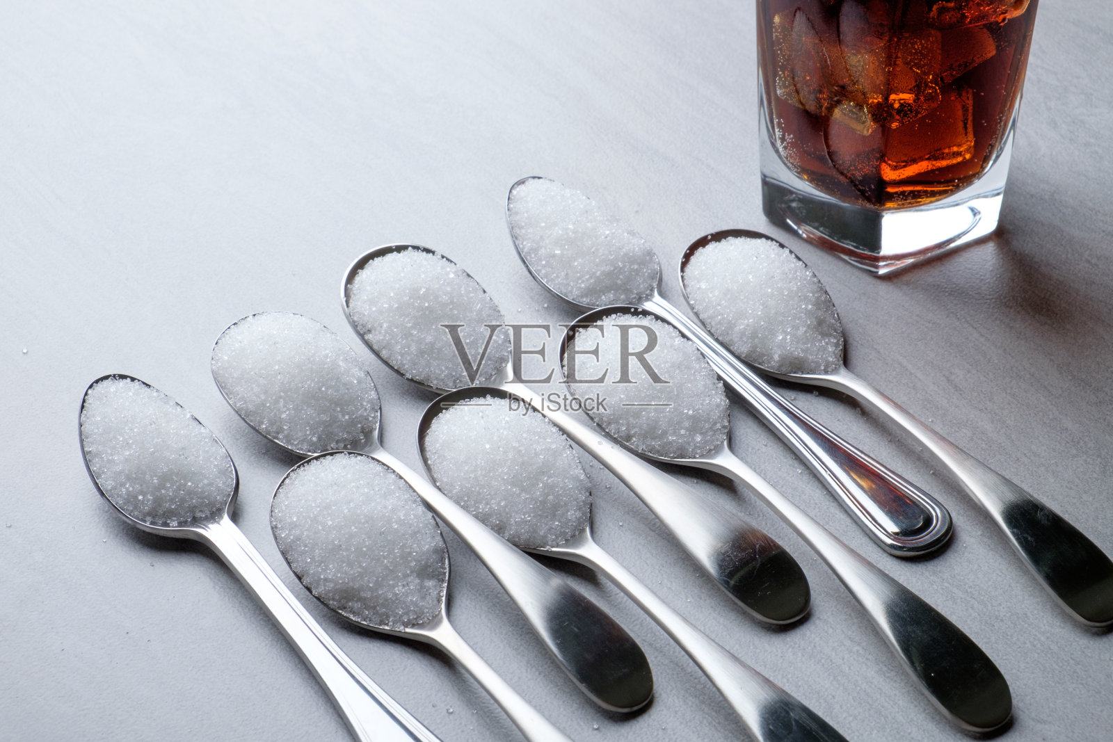 桌子上用勺子盛糖的饮料特写照片摄影图片