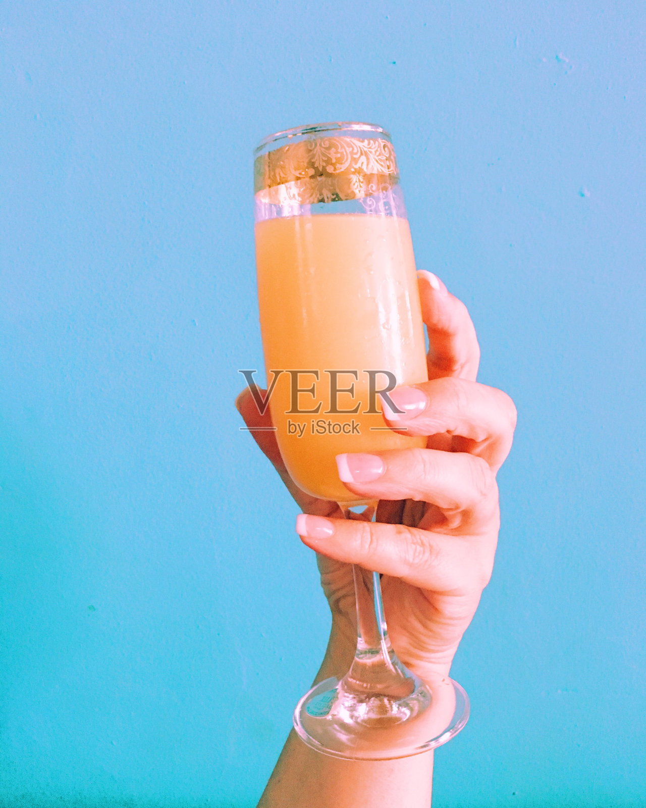 女子手拿含羞草饮料对晴朗的天空裁剪图像照片摄影图片