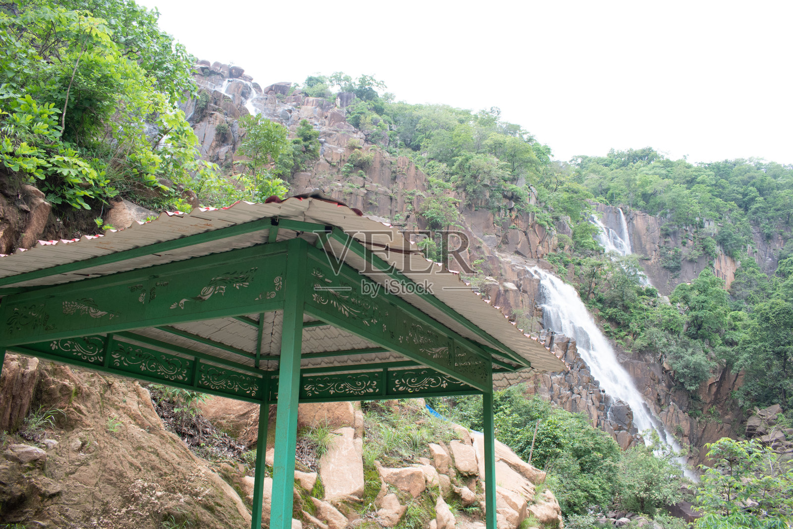 印度贾坎德邦拉特哈尔的洛德瀑布,游客在“帕拉莫老虎保护区”深处使用的观景亭。照片摄影图片