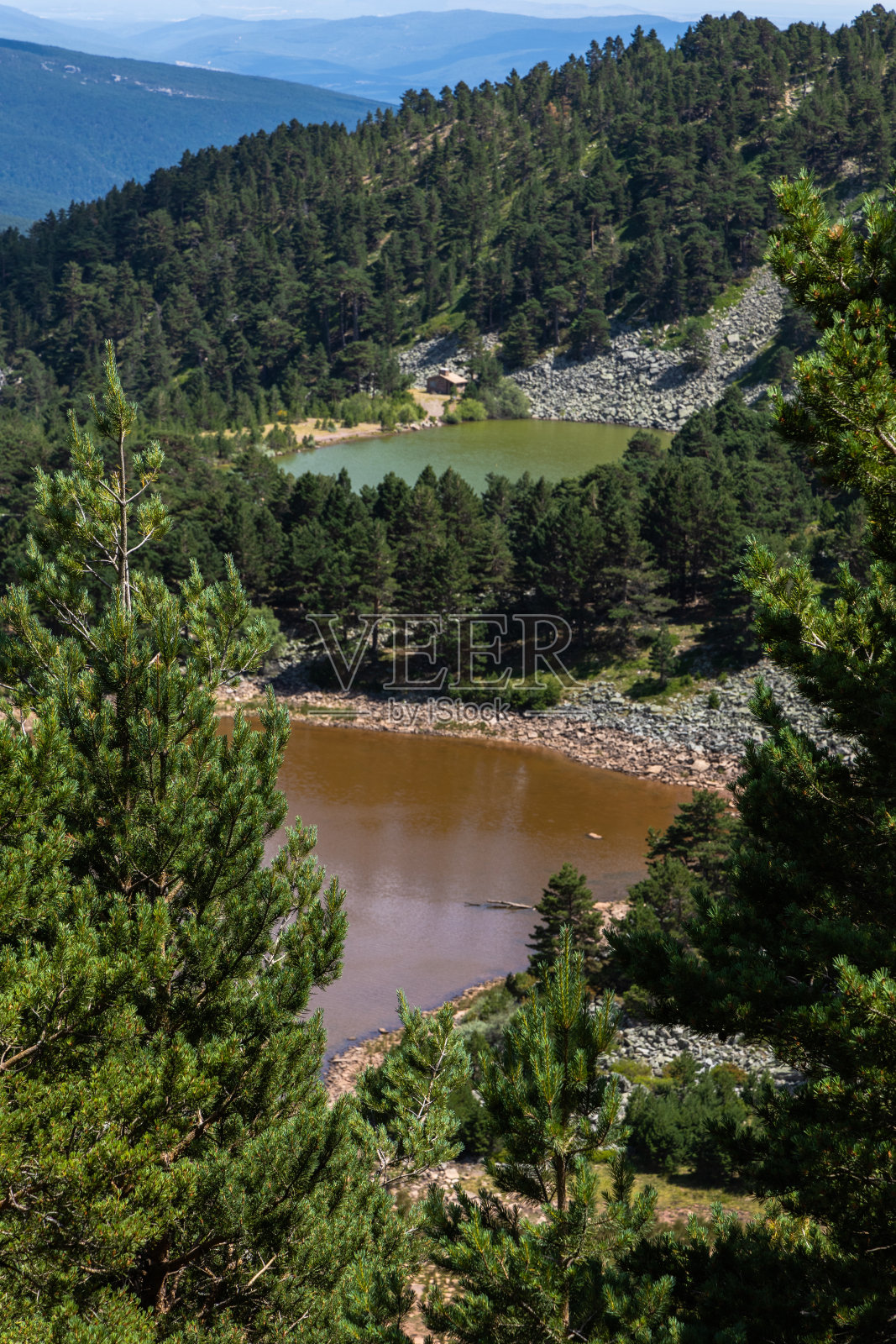 内有松林和山景的内拉泻湖,索里亚照片摄影图片