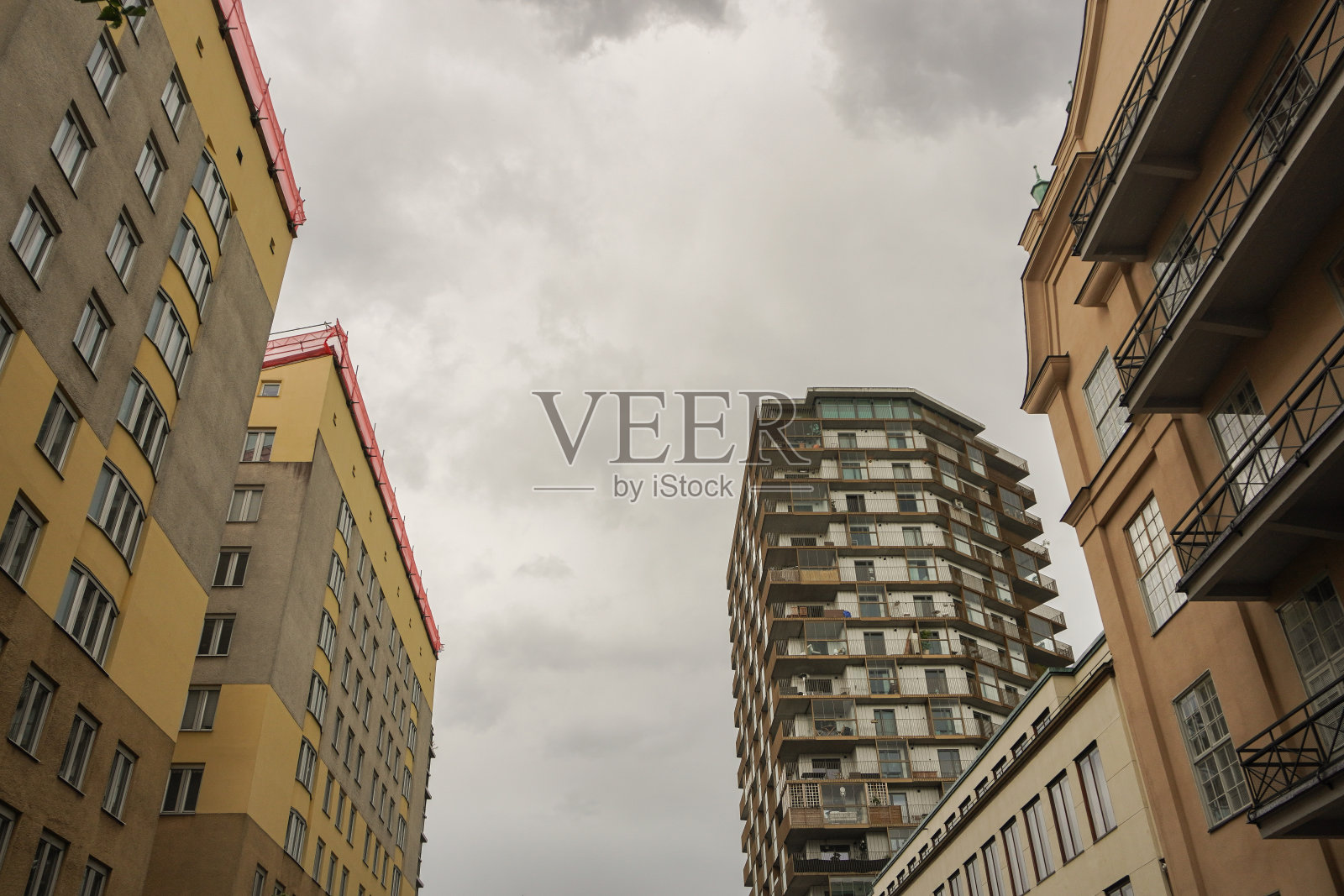 多云天空下现代建筑的低角度视角照片摄影图片