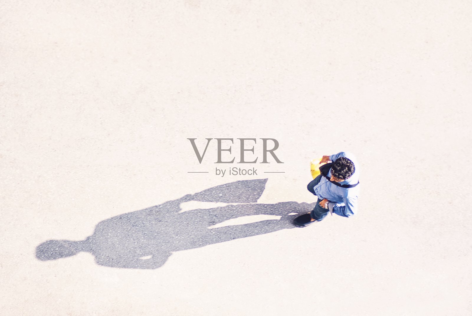 正上方的人走在路上的镜头照片摄影图片