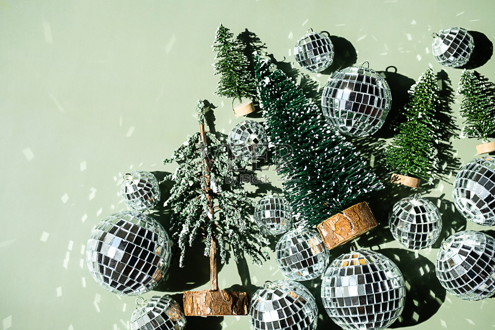 小小的圣诞树和装饰品闪闪发光。喜庆快乐的心情背景。照片摄影图片