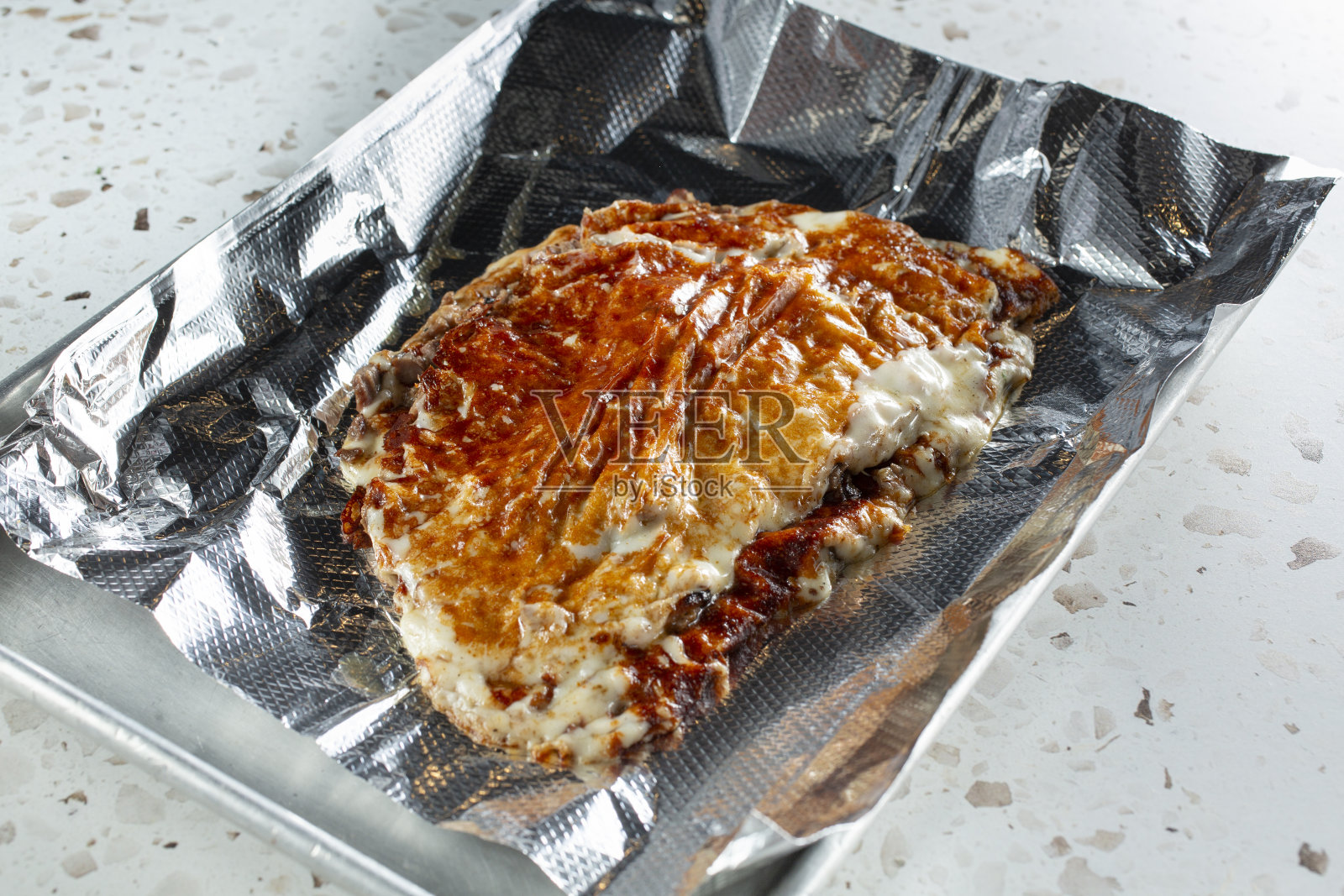 用锡箔纸包裹的炸玉米饼照片摄影图片