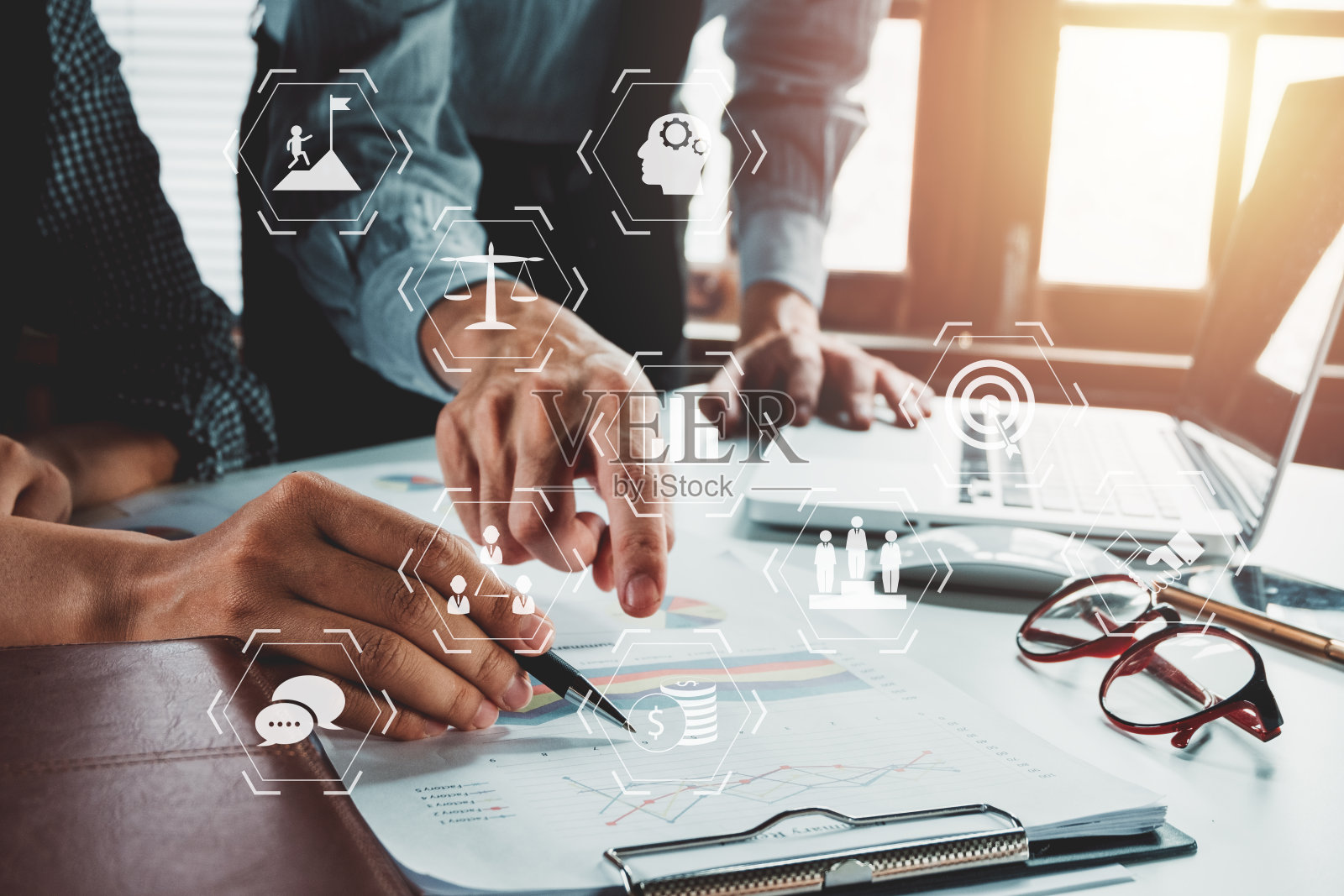 商务人士在办公桌旁工作照片摄影图片