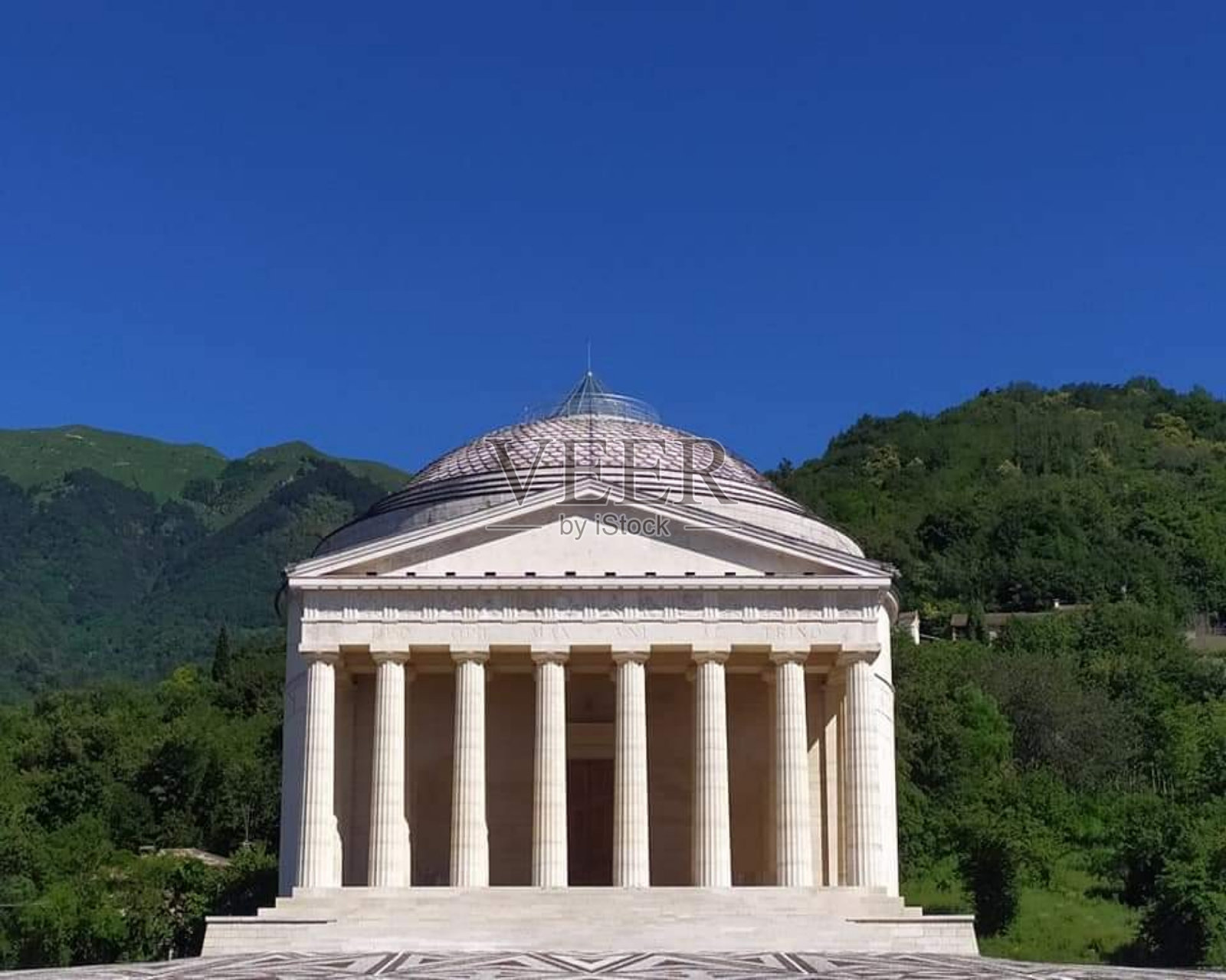 Tempio Canoviano或Canova神庙位于意大利威尼托地区特雷维索省的posagno山顶上照片摄影图片
