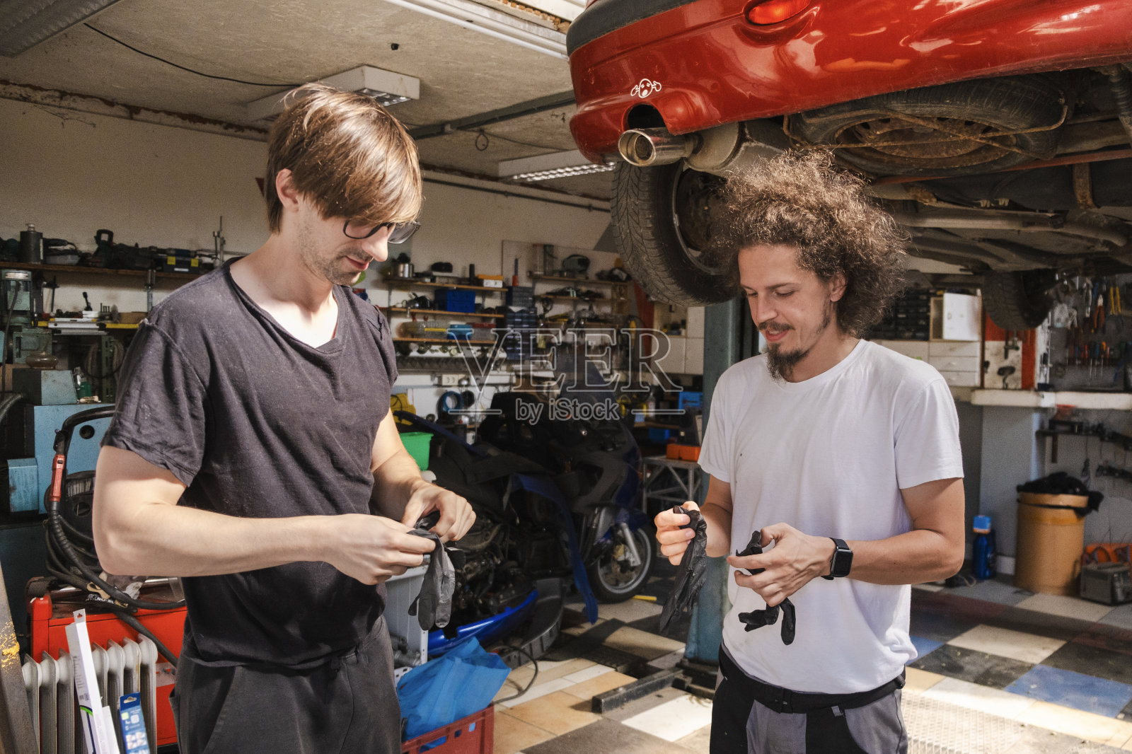 准备在车库里度过新的一天照片摄影图片
