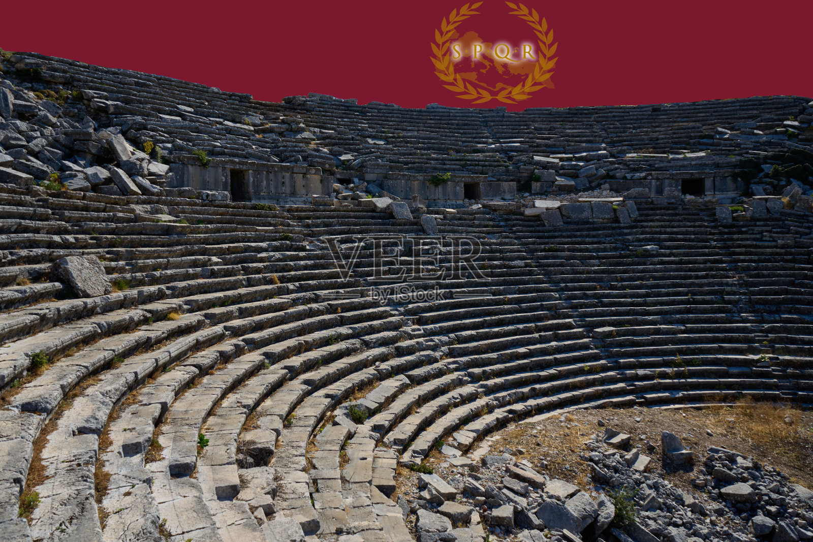 罗马帝国SPQR标志和典型的罗马古代剧院照片摄影图片