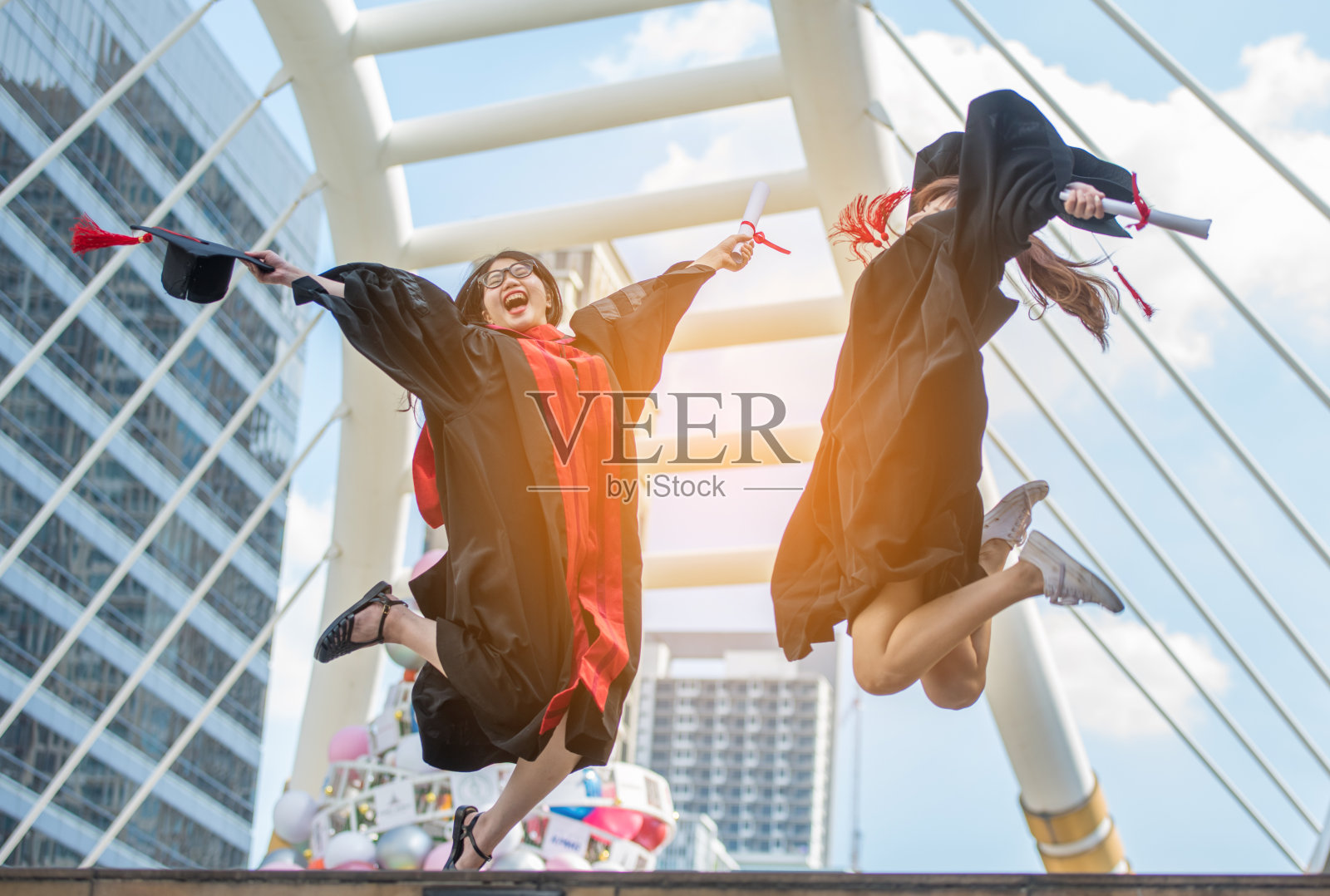 低角度看年轻女子在城市跳跃照片摄影图片
