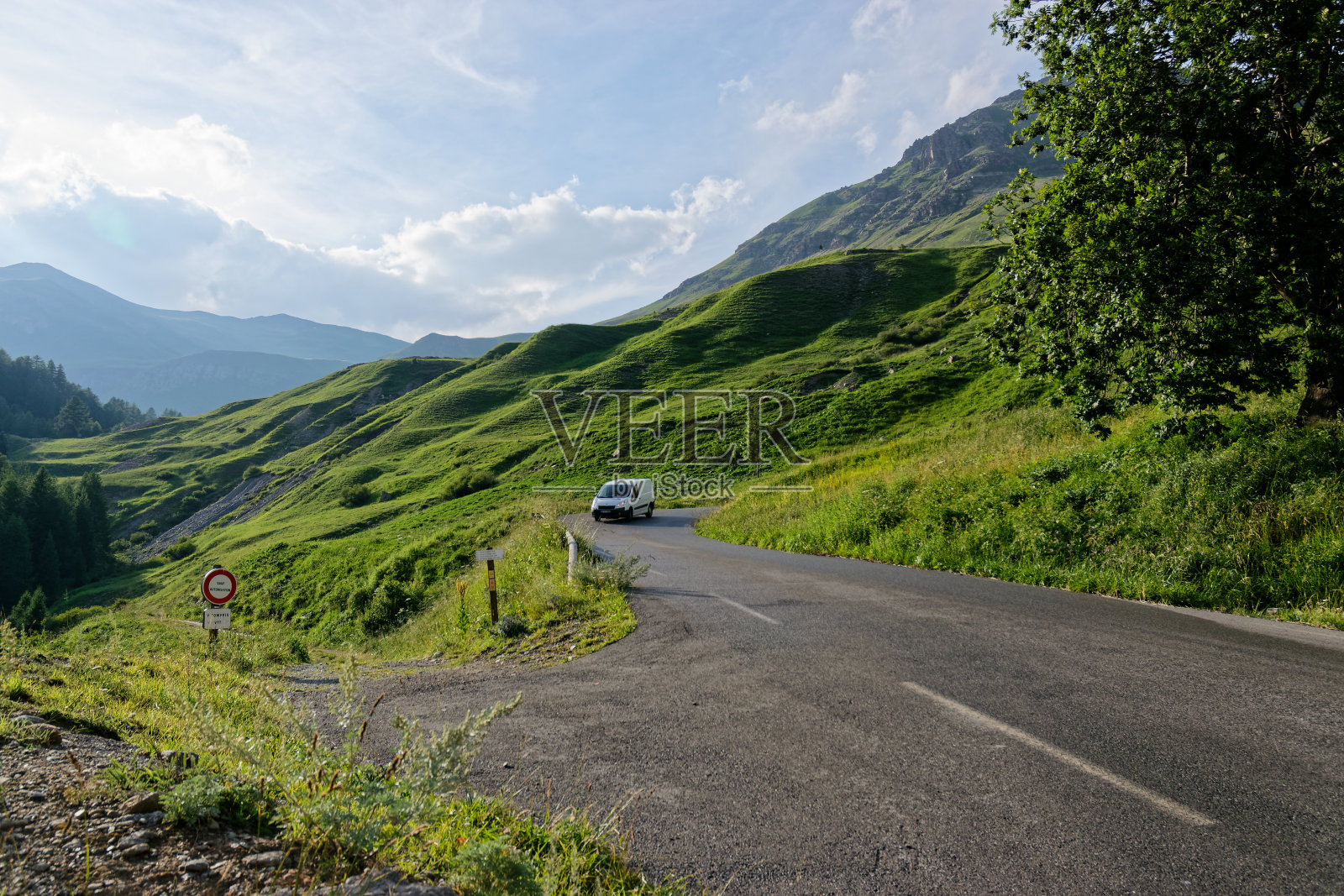 青山间的路,背对天空照片摄影图片