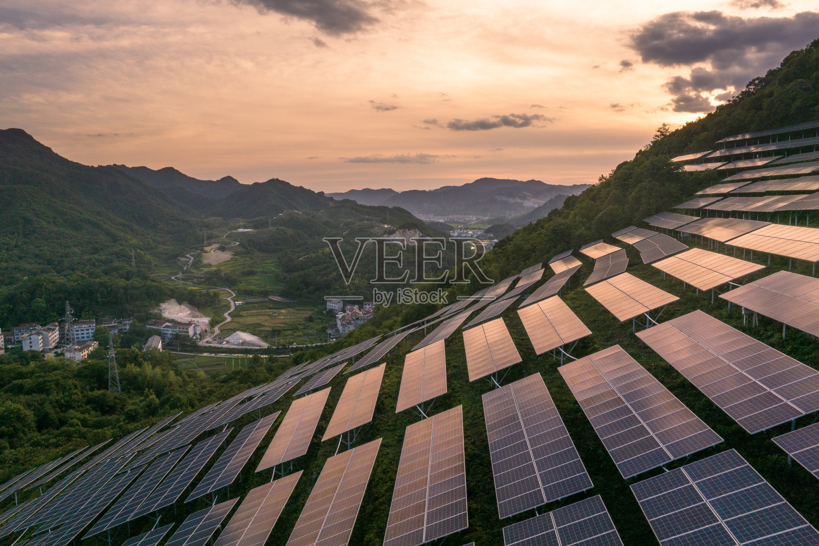 山上的太阳能发电站照片摄影图片