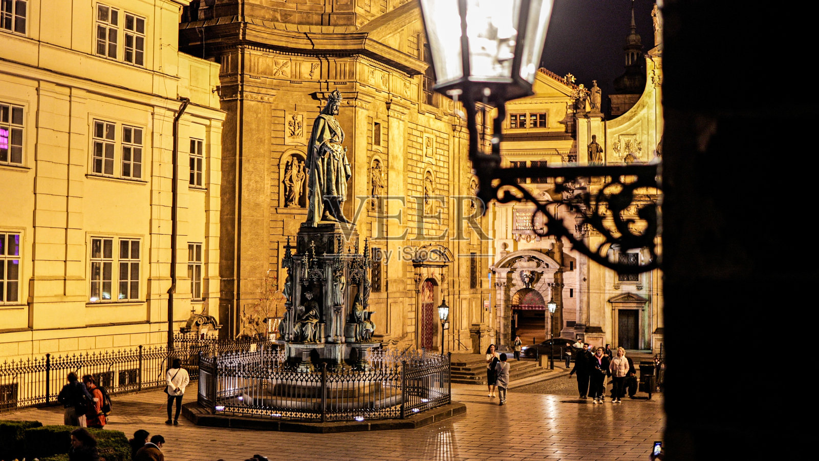 查理四世雕像、十字军广场、查理四世雕像、圣萨尔瓦托的圣方济各教堂(左)、布拉格的老城桥塔照片摄影图片