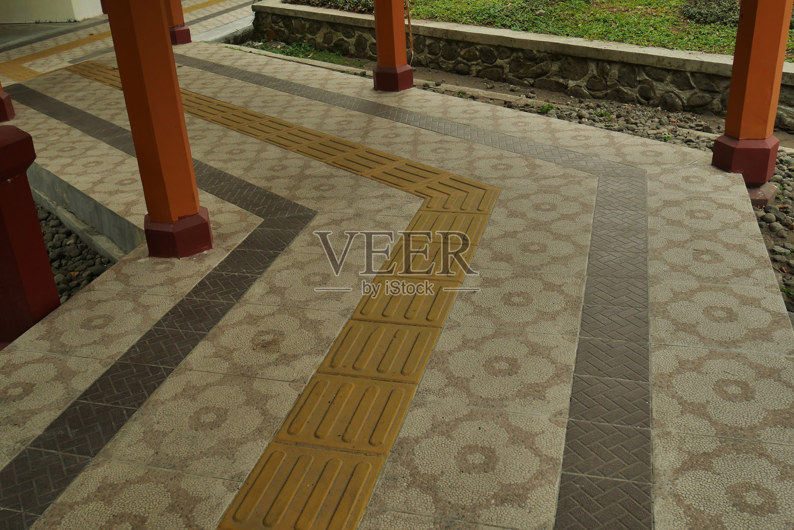 配备有凸起瓷砖的步行区,为盲人提供指引照片摄影图片