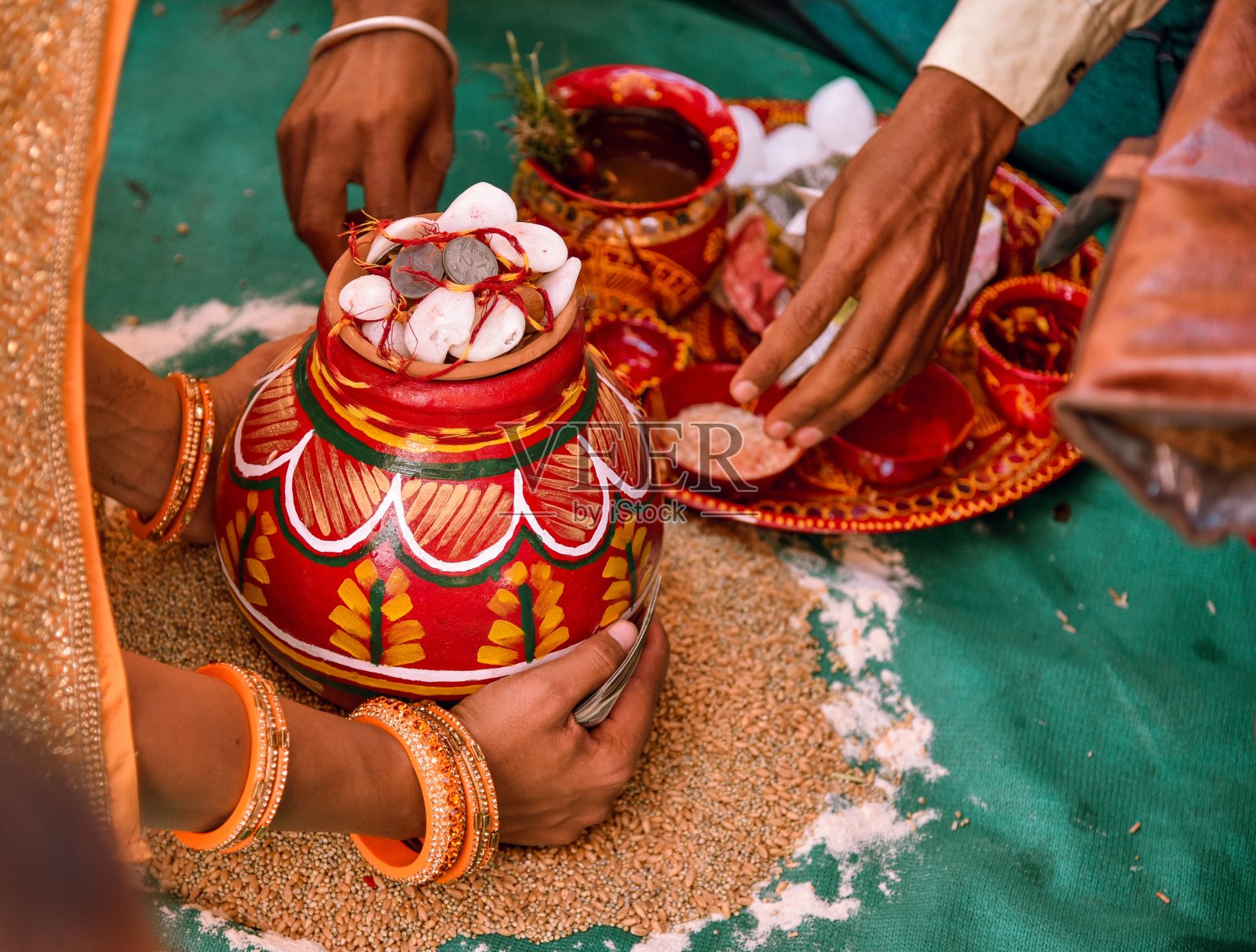 人们进行仪式的高角度视角照片摄影图片