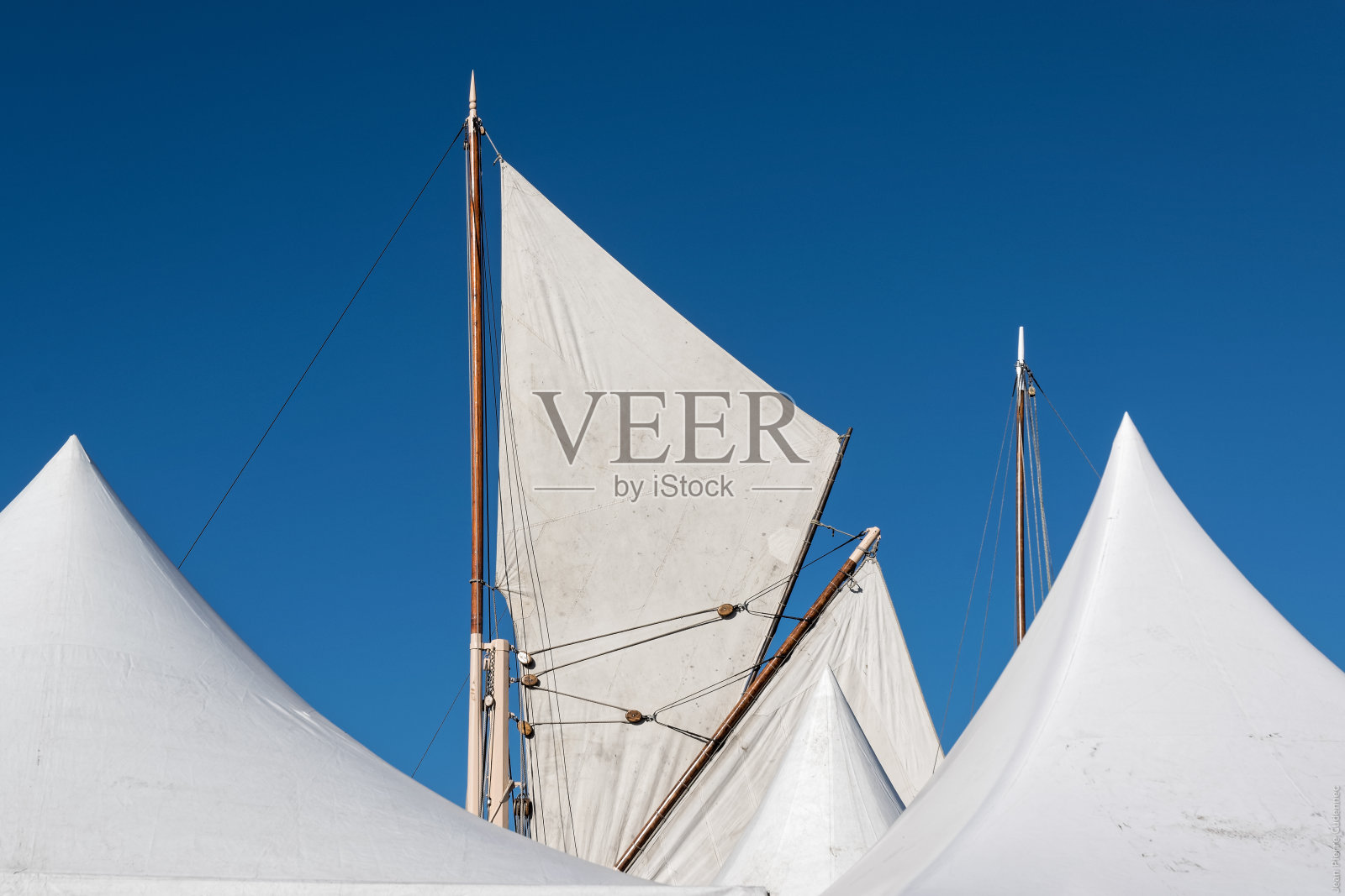 帆船桅杆的低角度视图对晴朗的蓝天照片摄影图片