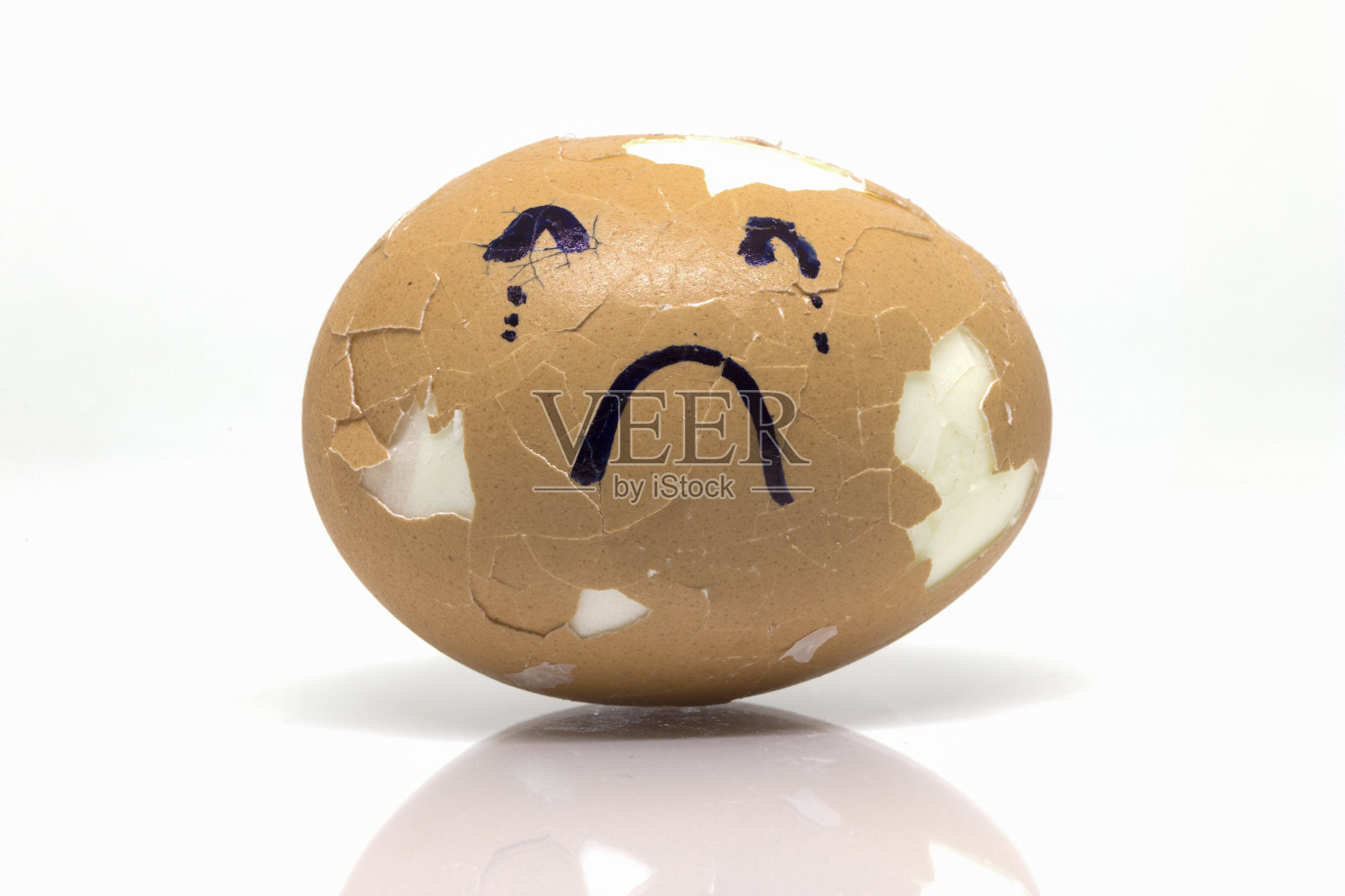 白色背景下的破蛋特写照片摄影图片