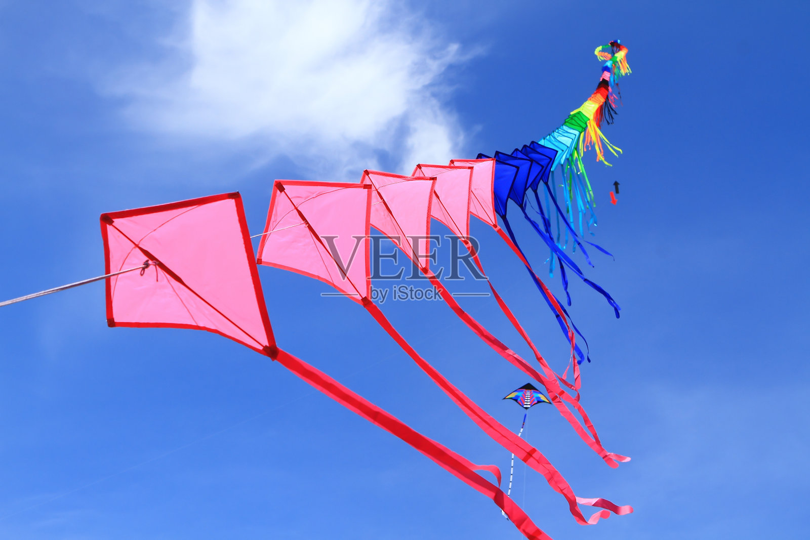 风筝在蓝天中的低角度视角照片摄影图片